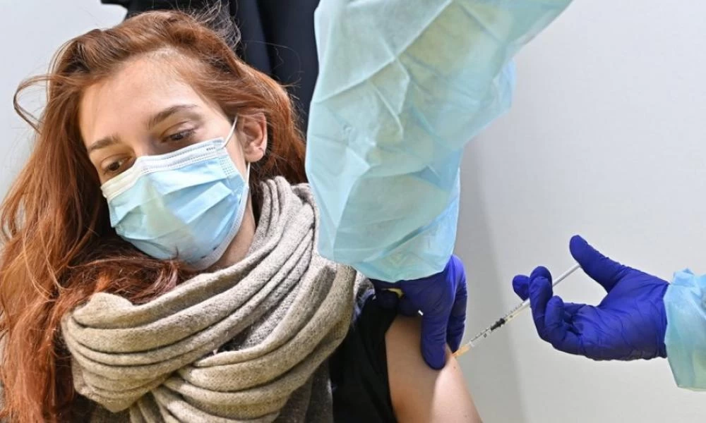 Γερμανός επιδημιολόγος: «Μεγάλο σφάλμα» η αναστολή του εμβολίου της AstraZeneca